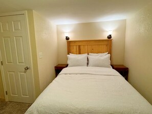 5 bedrooms, free WiFi, bed sheets - Five-bedroom house with WiFi, AC in fabulous Hays (Hays)