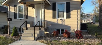 Five-bedroom house with WiFi, AC in fabulous Hays