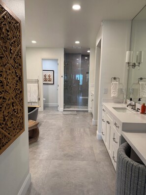 Shower, hair dryer, bidet, towels - Spacious 5-bedroom house with pool/jacuzzi, fitness room 10 minutes from ocean (Carlsbad)