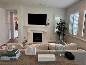 Smart TV, fireplace, computer monitors, printers - Spacious 5-bedroom house with pool/jacuzzi, fitness room 10 minutes from ocean (Carlsbad)