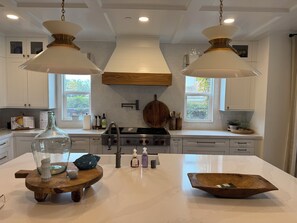 Microwave, oven, stovetop, dishwasher - Spacious 5-bedroom house with pool/jacuzzi, fitness room 10 minutes from ocean (Carlsbad)