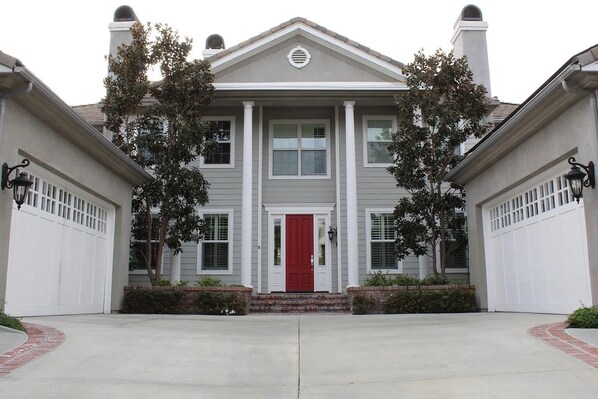 Exterior - Spacious 5-bedroom house with pool/jacuzzi, fitness room 10 minutes from ocean (Carlsbad)