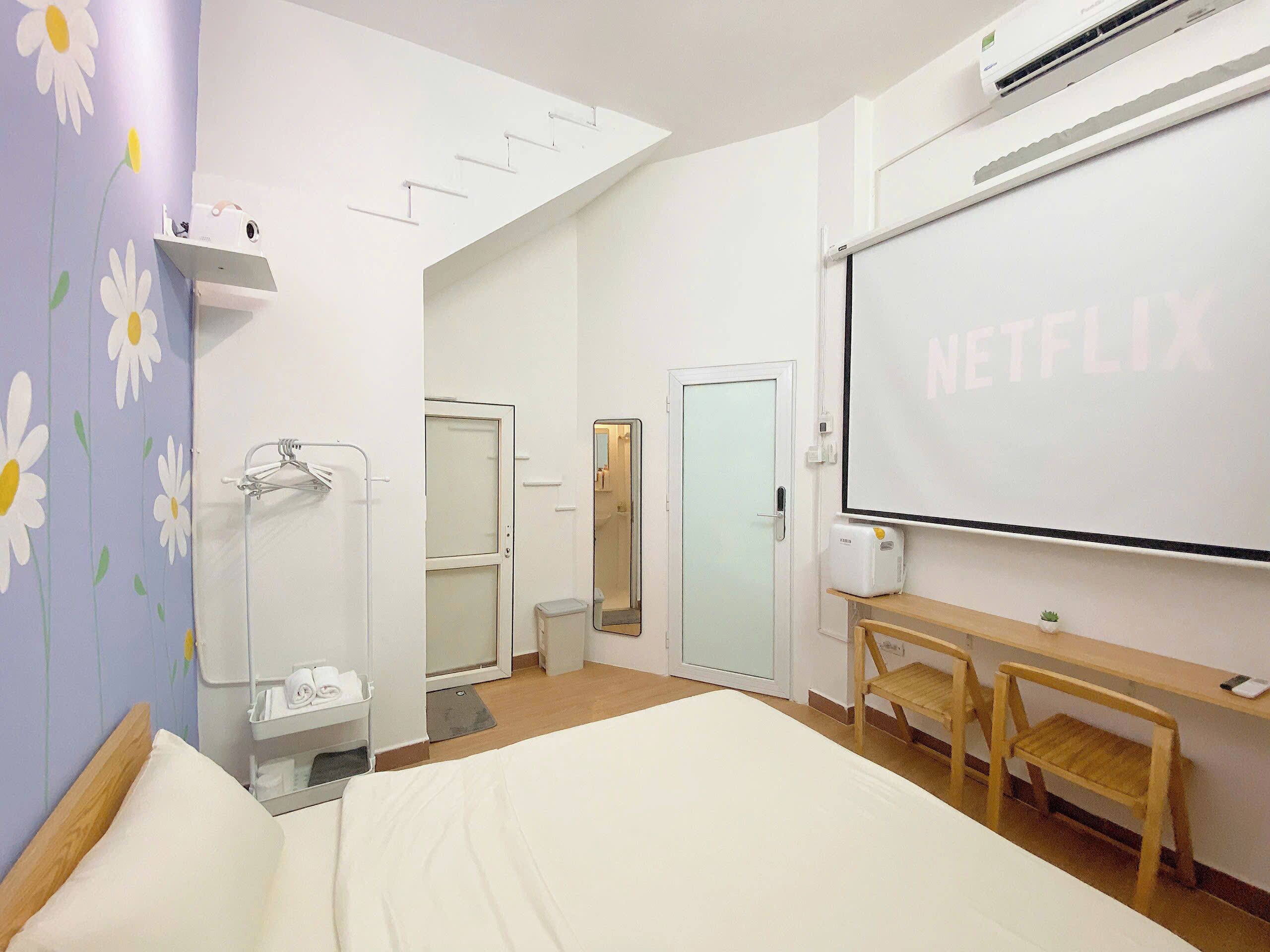 4 makuuhuonetta, työpöytä, silitysrauta/-lauta, vauvan matkasänky