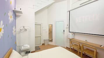 4 makuuhuonetta, työpöytä, silitysrauta/-lauta, vauvan matkasänky