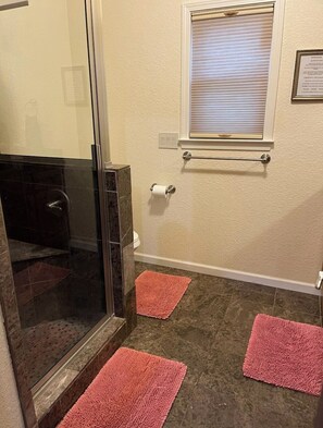 Shower, hair dryer, towels, soap - Beautiful yard with TONS of waterfront! (Kingsland)