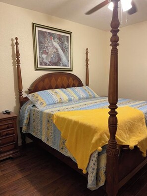 2 bedrooms, in-room safe, WiFi, bed sheets - Beautiful yard with TONS of waterfront! (Kingsland)