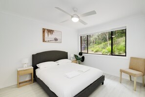 3 bedrooms, iron/ironing board, free WiFi, bed sheets - Waterfront Escape (Saratoga)