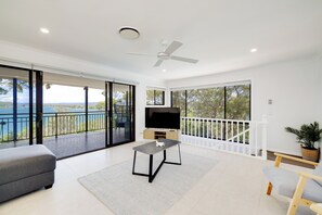 Living area - Waterfront Escape (Saratoga)
