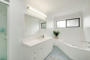 Regadera, secadora de cabello, bidet, toallas