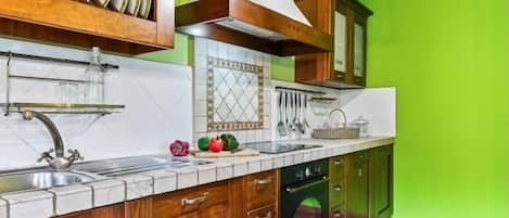 Coffee/tea maker, fridge, microwave, oven