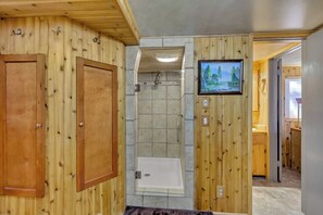 Shower, hair dryer, towels, soap - Hike In/Hike Out Authentic German Bavarian Chalet (Eden)