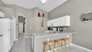 Een koelkast, een magnetron, een oven, een kookplaat