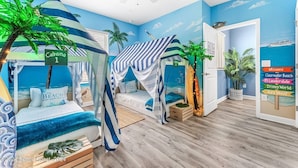 Ein Zimmer mit zwei Etagenbetten, jedes mit einem Baldachin, und Schildern mit den Aufschriften 'Cabana 1' und 'Cabana 2'. Es gibt Blumentöpfe, eine hölzerne Truhe und eine Wand mit einer Liste von Reisezielen wie Miami und Disney World.
