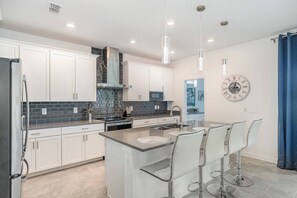 冷蔵庫、電子レンジ、オーブン、コンロ