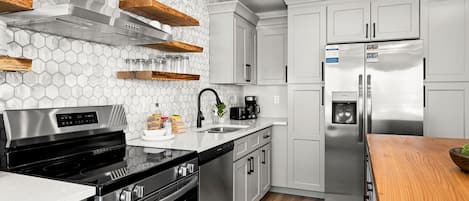 Refrigerador, microondas, horno y parrilla de estufa