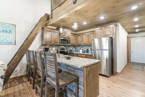 Fridge, microwave, oven, stovetop - Large Lake Penthouse Condo, 3 bdrm, sleeps 14- Resort Amenities Galore, Ticket & Golf Deals (Branson)