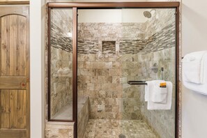 Shower, hair dryer, towels - Large Lake Penthouse Condo, 3 bdrm, sleeps 14- Resort Amenities Galore, Ticket & Golf Deals (Branson)