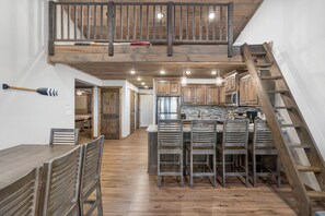 Dining - Penthouse Lake View Condo-Sleeps 15, Resort Amenities Galore, Golf & Ticket Discounts (Branson)