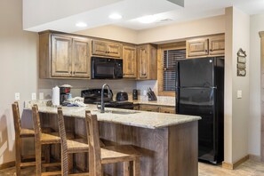 Fridge, microwave, oven, stovetop - Lake Condo for 10, Free Use of Kayaks + Many More Resort Amenities. Ticket & Golf Deals! (Branson)
