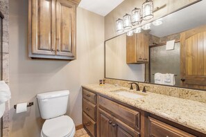 Douche, sèche-cheveux, serviettes fournies