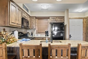 Kylskåp, mikrovågsugn, ugn och spishäll