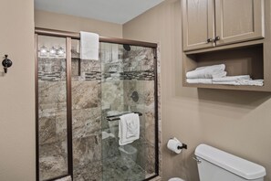 Regadera, secadora de cabello, toallas 