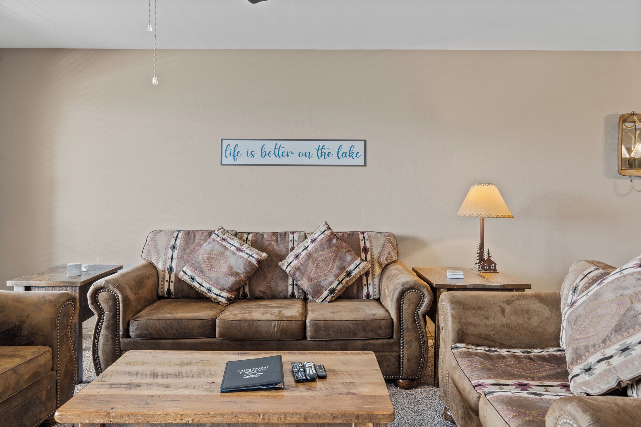 Smart TV, chimenea y reproductor de DVD 