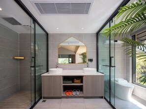 Luxe tweepersoonskamer, uitzicht op tuin | Badkamer | Een regendouche, gratis toiletartikelen, een haardroger, badjassen