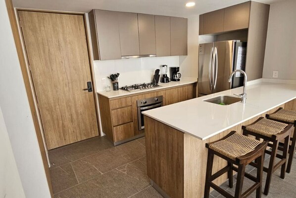 Kühlschrank, Mikrowelle, Ofen, Herdplatte