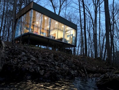 Modern Glass Retreat in Fort Valley with WiFi, AC, EV charger