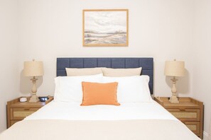 4 soverom, skrivebord, strykejern/-brett og reiseseng for barn