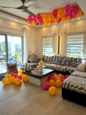 Una Smart TV, una chimenea