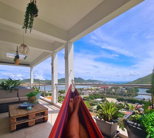 La Vie, a cozy luxury get-away with amazing views and a hottub to indulge in.