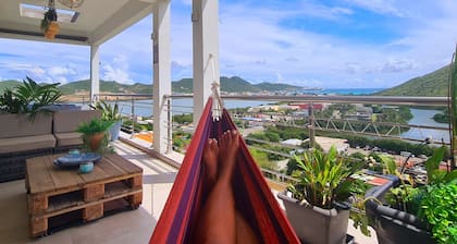 La Vie, a cozy luxury get-away with amazing views and a hottub to indulge in.