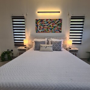 2 dormitorios, caja fuerte, escritorio y tabla de planchar con plancha