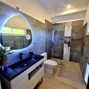 Ducha, secador de pelo, toallas y jabón