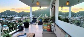 La Vie, a cozy luxury get-away with amazing views and a hottub to indulge in.