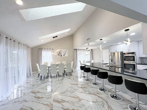 Micro-ondes, four, plaque de cuisson, lave-vaisselle