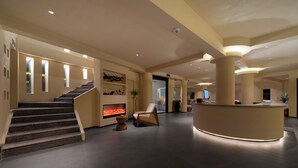 A spacious lobby with a staircase, a fireplace, a reception desk, and a modern design. - Bandu Oxygen Supply Homestay (Deqin)