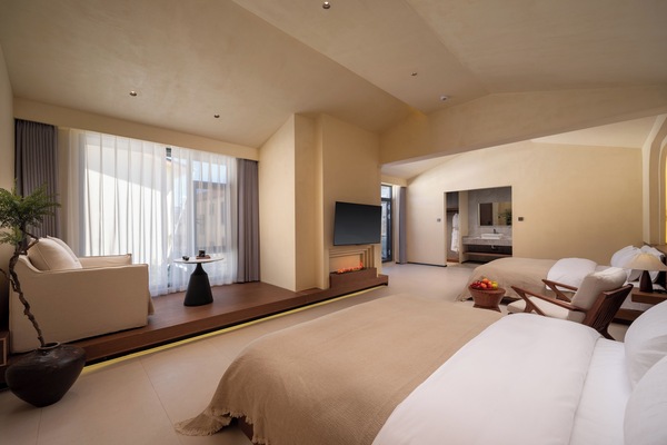 Superior Suite | Down comforters, WiFi (free), individually decorated