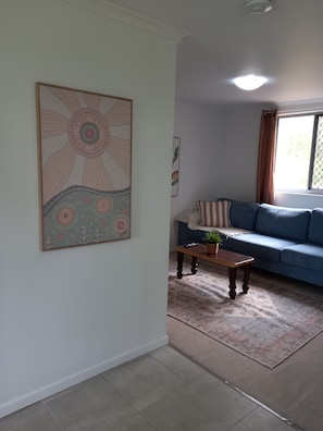 Una Smart TV, una chimenea, libros