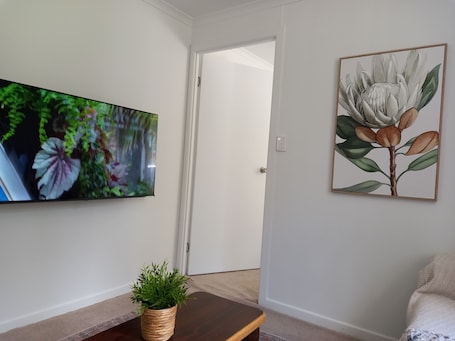 Interior. Cosy Country Cottage in Bungadoo. One-bedroom quiet accommodation.