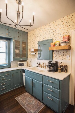 Fridge, microwave, oven, stovetop - The Hansom Park Cottage Duplex (Omaha)