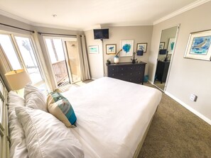 2 bedrooms, iron/ironing board, travel crib, free WiFi - Amazing sunset views on the beach in San Diego, Sleeps 6 (San Diego)