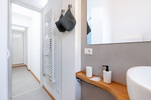 Dusche, Haartrockner, Bidet
