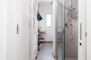 Regadera, secadora de cabello, bidet