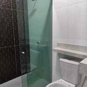 Douche, articles de toilette gratuits, peignoirs, serviettes fournies