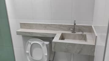 Regadera, amenidades de baño gratuitas, toallas, jabón