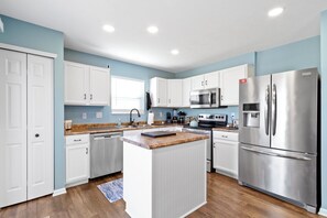 Fridge, microwave, oven, stovetop - Spacious 4BR Near Grand Park – Game Loft, Office & Family-Friendly Comfort! (Westfield)