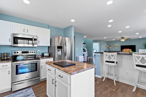 Fridge, microwave, oven, stovetop - Spacious 4BR Near Grand Park – Game Loft, Office & Family-Friendly Comfort! (Westfield)